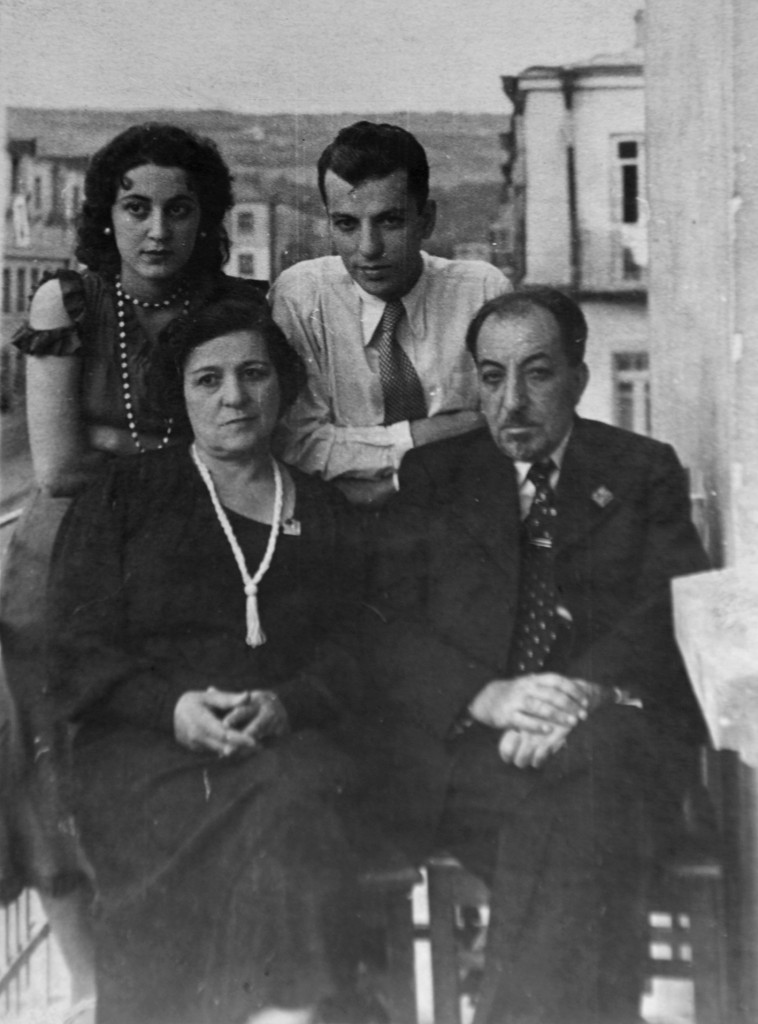 Ղուկասյան փողոցի  11 տան պատշգամբում Իսահակյանի ընտանիքը՝ տիկին Սոֆիկը, որդին՝ Վիգենը, հարսը՝ Իզաբելլան, Երևան, 1938